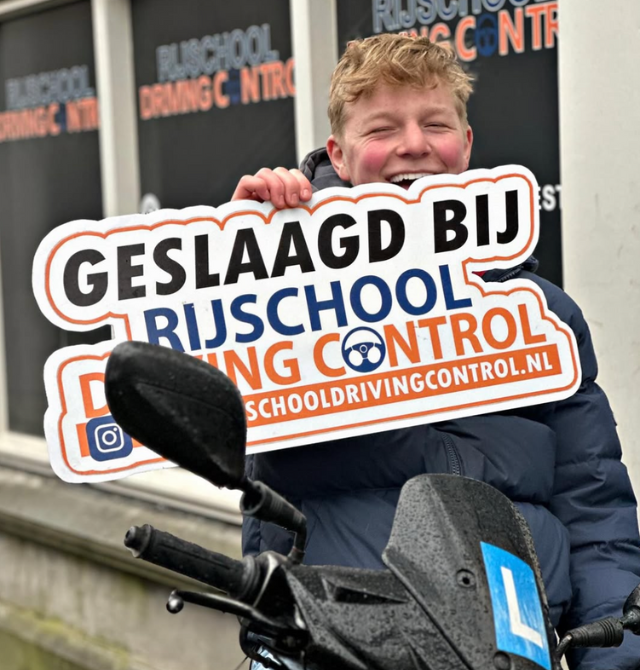 Geslaagde scooterleerling met Geslaagd-bord bij Rijschool Driving Control Rotterdam
